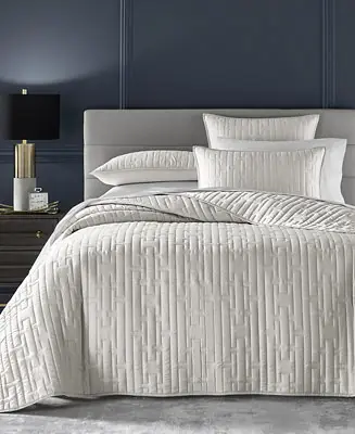 Brand New Chain Links Coverlet Set, King